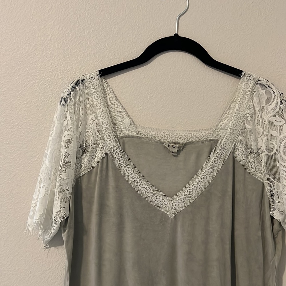 POL light green top with lace sleeves